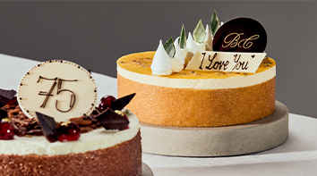 Ihre ganz persönliche Note Zwei elegante Torten mit moderner Dekoration, eine mit der Zahl 75 und eine mit der Aufschrift „I Love You“