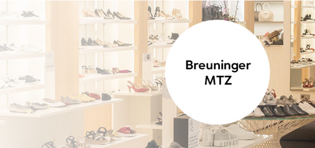 Heller Innenraum eines Modegeschäfts mit Kleiderstangen und Sitzbereich; rechts eingeblendeter Kreis mit der Aufschrift „Breuninger MTZ“.