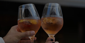 München Zwei Aperitifgläser mit einem fruchtigen Getränk werden angestoßen.