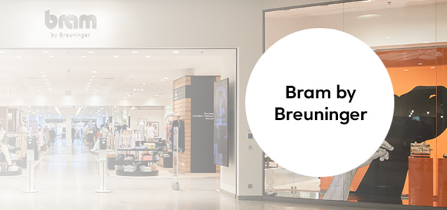Panoramaansicht von Bram by Breuninger; links und rechts Schaufenster und Verkaufsflächen, in der Mitte ein runder Hinweis „Bram by Breuninger", Kunden im Hintergrund.