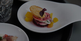 Stuttgart Kleine Gourmet-Vorspeisen auf weißen Löffeln in der Eduard's Bar bei Breuninger, serviert mit einem Glas.