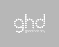 Grauer Hintergrund mit weißem Schriftzug „ghd“ aus kleinen Punkten, darunter in kleiner Schrift „good hair day“, dargestellt als Logo der Marke.