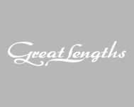 Grauer Hintergrund mit weißem Schriftzug „Great Lengths“ in geschwungener Schriftart, dargestellt als Logo der Marke.
