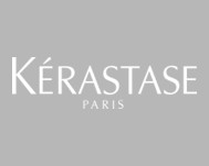 Grauer Hintergrund mit weißem Schriftzug „KÉRASTASE PARIS“, dargestellt als Logo der Marke.