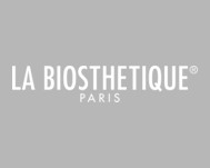 Grauer Hintergrund mit weißem Schriftzug „LA BIOSTHETIQUE PARIS“, dargestellt als Logo der Marke.