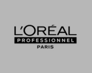 Grauer Hintergrund mit schwarzem Schriftzug „L’ORÉAL PROFESSIONNEL PARIS“, dargestellt als Logo der Marke.