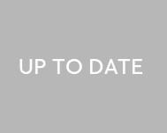 Grauer Hintergrund mit weißem Text „UP TO DATE“ in Großbuchstaben.