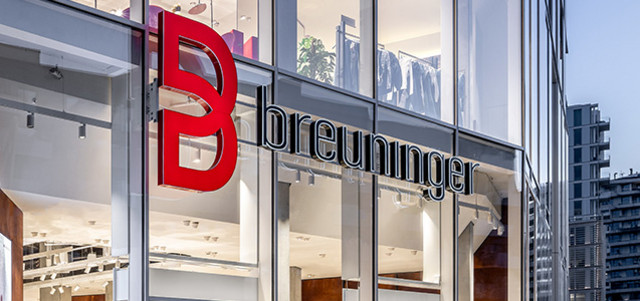 Breuninger Haus in Hamburg – verglaste Eckfassade mit rotem B-Logo